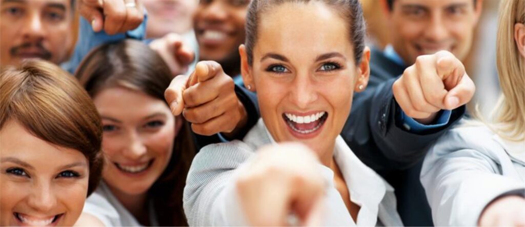 Grupo de Pessoas indicando e chamando você para participar do ICS